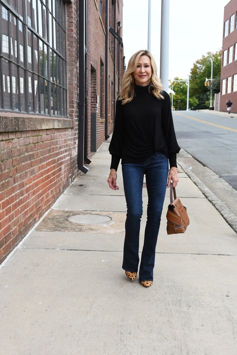 Bootcut Jeans With Heels Outfits, Flare Jeans Over 40, Blazer With Flare Jeans, Bootcut Jeans Outfit 2023, Slim Flare Jeans Outfit, High Waisted Flare Jeans Outfit Winter, Style Flare Jeans Outfit Ideas, Tops To Wear With Flare Jeans, Bootcut Jeans With Boots