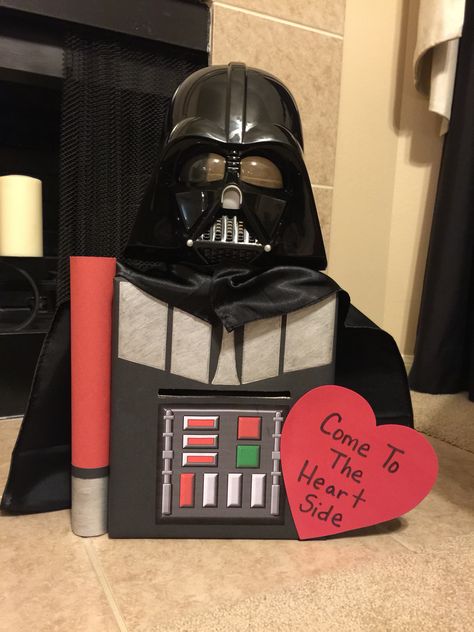 Darth Vader Valentine Box! #starwars #DIY #2016 Star Wars Valentines Box, Vader Wallpaper, Girls Valentines Boxes, Valentine Boxes For School, Kids Valentine Boxes, Pinterest Valentines, Valentine Card Box, Star Wars Valentines, Valentine Mailbox