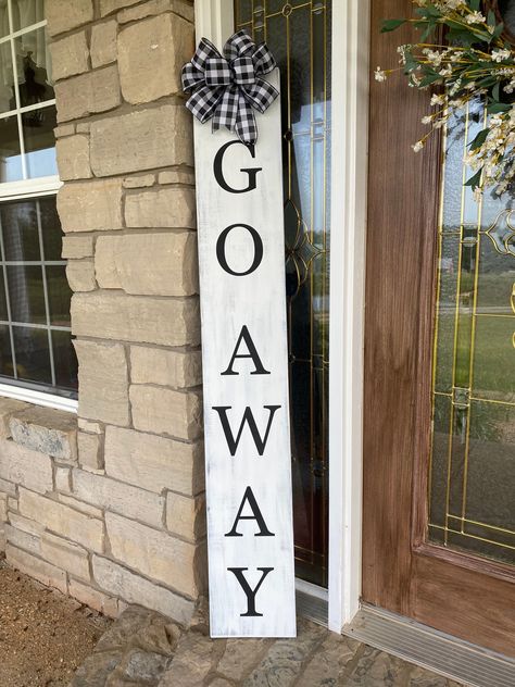 Door Leaner, Black And White Traditional, Adams Homes, Traditional Bow, Door Signs Diy, Wooden Porch, Front Porch Signs, Country Door, Entrance Sign