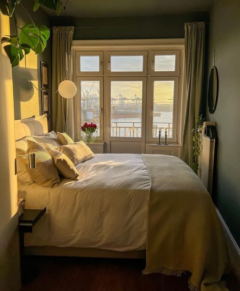 Jenny Feldmann’s Instagram post: “Schönes Wochenende ✨ . . . #bedroom #roomwithaview #windowdecor #windowview #bedroominspo #bedroomdesign #bedroomdecor #mybdrm…” Bedroom With View, Green Room Ideas Bedroom, Spare Bed, Cosy Bedroom, Small Bedroom Decor, Walls Room, Green Rooms, Bedroom Green, Room Ideas Bedroom