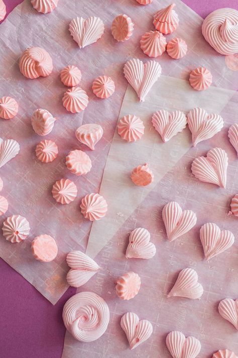 Meringue Hearts & Kisses - Recipe and Tips for Easy to Bake Meringues! Valentines Meringue Cookies, Heart Meringue Cookies, Mini Meringues Recipe, Valentines Pavlova, Valentines Meringues, Valentine Meringues, Pastel Kisses, Heart Meringue, Meringue Hearts