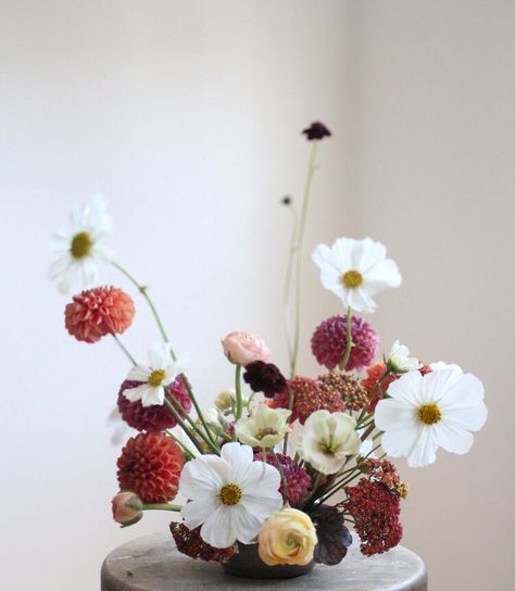 Unique Wedding Floral Arrangements, Dahlia Ikebana, Minimal Flower Arrangements, Diy Floral Arrangement Ideas, Dahlia Wedding Centerpieces, Minimalist Flower Arrangement, Easy Floral Arrangements, Orange Dahlias, Yellow Ranunculus