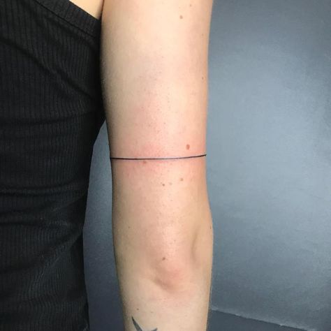 Dainty Armband Tattoo, Woman Armband Tattoo, Armband Tattoo With Meaning, Fine Bracelet Tattoo, Tattoo Ideas Armband, Minimalist Upper Arm Tattoo, Line Tattoo Arm Woman, Woman Band Tattoo, Matching Arm Band Tattoos