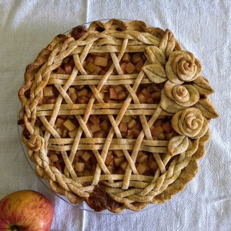 Apple Pie Birthday Cake, Apple Pie Crust Designs, Pretty Apple Pie, Apple Pie Decoration, Apple Pie Designs, Pretty Pie Crust, Birthday Pie, Pie Crust Art, Beautiful Pie Crusts