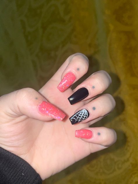 Black And Pink Halloween Nails, Pink And Black Halloween Nails, Black And Pink Halloween, Halloween Themed Nails, Pink And Black Halloween, Pink Halloween Nails, Black Halloween Nails, Solar Nails, Girly Halloween