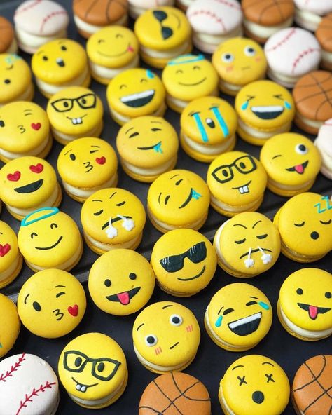 Taste of Home on Instagram: “We are OBSESSED with these emoji macarons! What's your favorite emoji? 😎 (📷 by @byjaejae) #TOHFoodie #macaron #macarons #foodart #emojis…” Macaroons Cute, Macaroon Cake, Internet Fame, Dog Bread, Macaroon Recipes, Mini Tortillas, Peppa Pig Birthday, Easy Food Art, Easy Baking Recipes Desserts