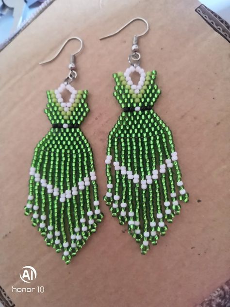 Easy to make. Just use brick stitch patterns. Good luck Diy Jewelry Hacks, Plastic Bead Crafts, Diy Christmas Earrings, Brick Stitch Patterns, Diy Earrings Easy, Beadwork Designs, Beaded Earrings Tutorials, Beaded Earrings Diy, Beaded Earring