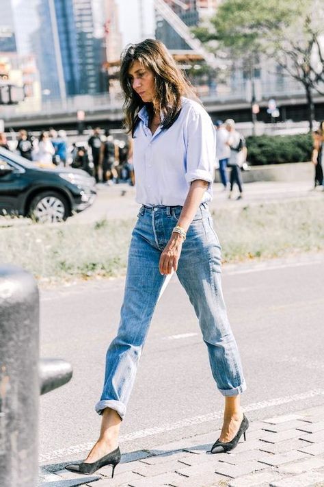 How To Wear Cuffed Jeans Like A French Editor | Le Fashion | Bloglovin’ Mum Jeans, Looks Jeans, Emmanuelle Alt, Mom Jeans Outfit, Jeans With Heels, 2024 Style, Camisa Jeans, Nyfw Street Style, Heels Outfits