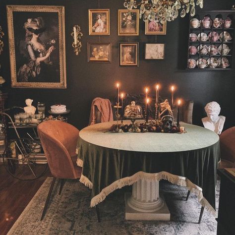 Dark Academia Kitchen, Gothic Dining Room, Dark Homes, Moody Dining Room, Candlelit Room, Interior Design Crafts, Dining Area Decor, Dark Dining Room, Eclectic Dining Room