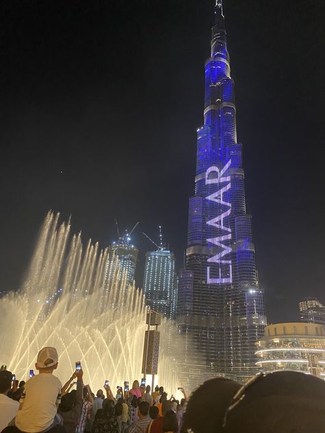 Water fountain show in the evening outside Burj Khalifa in Dubai Dubai Water Fountain, Burj Khalifa Aesthetic, Burj Khalifa Night, Dubai Aesthetic Night, Dubai Fountain Show, Dubai Burj Khalifa, Dubai Fountain, Water Dance, Diy Water Fountain