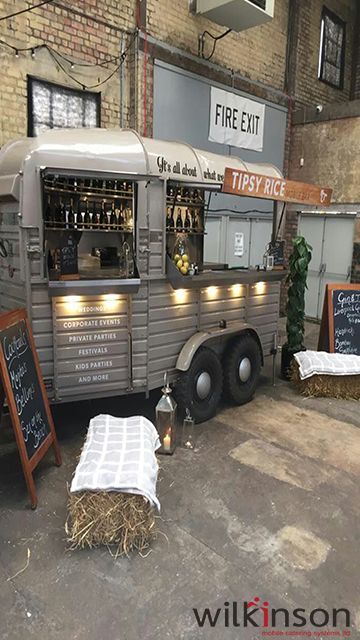 Converted horsebox bar Wine Truck, Horse Box Conversion, Horsebox Bar, Trailer Bar, Coffee Food Truck, Mobile Cafe, Food Vans, Catering Trailer, Mobile Coffee Shop