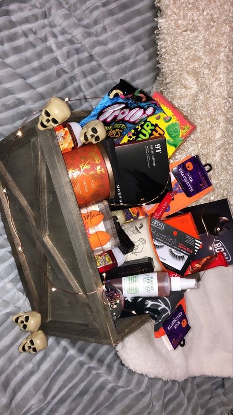 Spooked Basket Ideas, Friend Spooky Basket Ideas, Funny Raffle Basket Ideas, Spooky Basket For Bestie, Spooky Basket For Gf, Sister Spooky Basket, Boo Baskets For Couples, Bestie Spooky Baskets, Spooky Basket For Sister