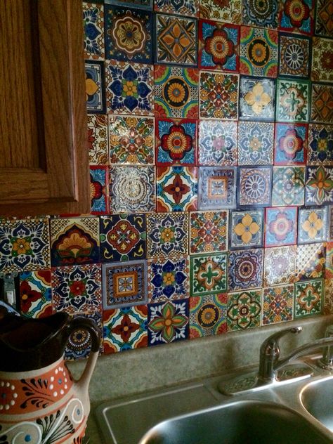 Mexican Tile Backsplash, Mexican Style Kitchens, Kitchen Splashback Tiles, Backsplash Tile Design, Mexican Kitchen Decor, Mexican Talavera Tile, Mexican Kitchens, Mexican Home Decor, Mexican Home