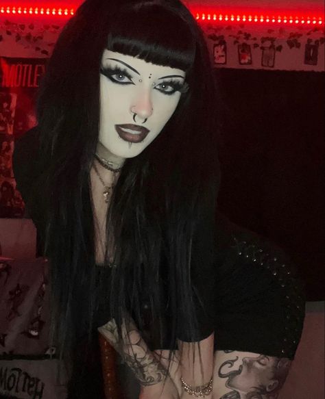 Grungy Makeup, Maquillage Goth, Goth Gifts, How To Impress, Punk Makeup, Kei Visual, Goth Subculture, Alt Makeup, Goth Hair