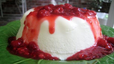 Sour Cream Bavarian.Yummy! Strawberry Bavarian, Cheesecake Flan, Cool Desserts, Bavarian Recipes, Eating For Health, Gimme Some Sugar, Bavarian Cream, International Dishes, Jello Salad