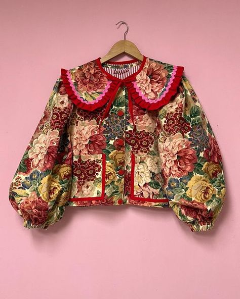 Flamingo Inspired Fashion, Pink Red Outfit, Pink And Red Outfit, Fun Jackets, Estilo Hippie Chic, Maximalist Fashion, Detachable Collar, Floral Jacket, Puffy Jacket