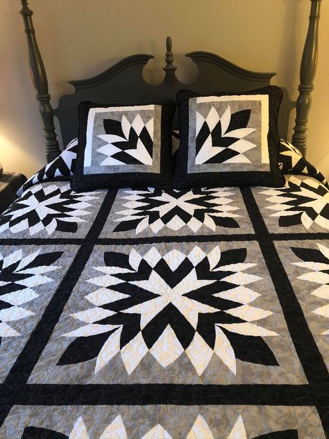 Cleopatra's Fan Quilt, Accuquilt Projects Ideas, Cleopatras Fan Quilt, American Quilts Patterns, Fan Quilt, Judy Niemeyer Quilts, Bargello Quilts, Heart Quilt Pattern, Black And White Quilts