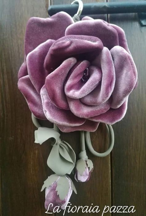 Fabric Flower Brooch, Fabric Flower Tutorial, Fabric Brooch, Handmade Flowers Fabric, Velvet Flowers, Cloth Flowers, Ribbon Art, Fabric Flowers Diy, Fabric Roses