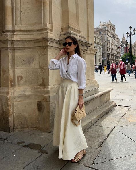 María Valdés | Skirt lover, Sézane lover ♥️ @sezane #sezanelovers Ad | Instagram Maria Valdes Outfits, Parisian Street Style, Parisian Street, Money Outfit, Street Style Parisian, Euro Summer, Future Style, Fashion Icon, Casual Attire