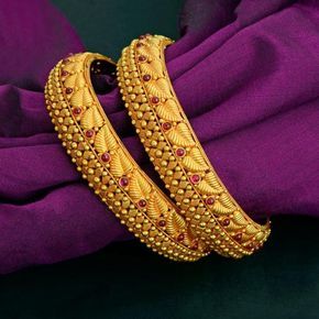 Antique Gold Bracelet, Gold Bangles Indian, Gold Bangles For Women, Gold Bangle Set, Gold Bridal Jewellery Sets, Bangle Jewelry, Gold Bride Jewelry, Indian Jewelry Sets, Gold Rings Fashion