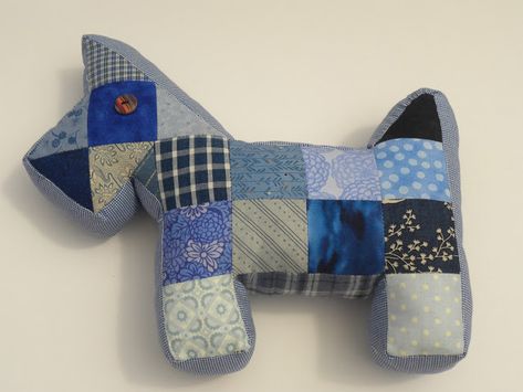 Patchwork Scottie Dog... slightly differennt version Quilted Dog Bed Patterns, Patchwork Dog Pattern, Patchwork Toys, Dog Quilt Patterns, Scotty Dog Quilt Pattern, Patchwork Animals, Scotty Dog Pattern, Scottie Dog Quilt Pattern, Quilted Cushions