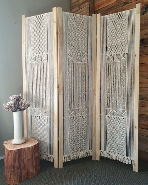 Macrame Partition, Macrame Screen, Macrame Furniture, Macrame Wall Hanging Ideas, Macrame Room Divider, Macrame Door Curtain, Macrame Room, Driftwood Art Diy, Pallet Projects Furniture