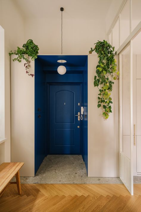 Small Hallways, Home Entrance Decor, Entrance Decor, Blue Door, Entrance Hall, House Entrance, Dream House Decor, House Inspo, Dream Home Design