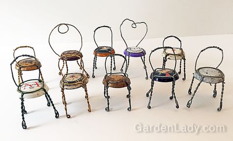 How to make tiny chairs from champagne caps. Champagne Chairs, Cork Table, Top Craft, Clothespin Crafts, Pistachio Shells, Dollhouse Chair, Pretty Christmas Decorations, Miniature Chair, Fairy House Diy