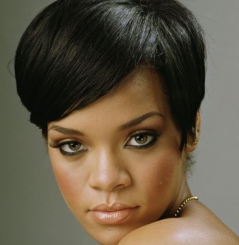 Rihanna Haircut, Rihanna Short Haircut, Rihanna 2008, Rihanna Short Hair, Short Weave Hairstyles, Trajes Kylie Jenner, Short Black Hair, Rihanna Hairstyles, Short Weave