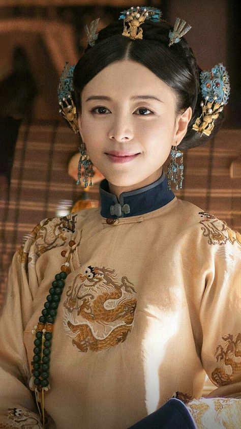 Qing Dynasty Hair, Qing Dynasty Fashion, Chinese Dynasties, Empresses In The Palace, Qin Dynasty, Chinese Traditional Costume, Paint Photography, Chinese Hairstyle, Chinese Dramas