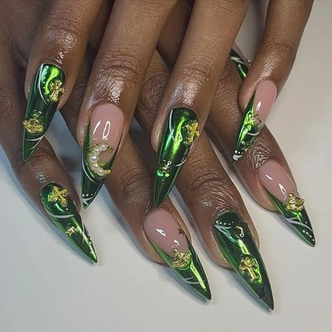 Metallic Nails Design, Gold Chrome Nails, Stilleto Nails Designs, Gold Acrylic Nails, Dark Green Nails, Chrome Nail Art, Chrome Nails Designs, Chrome Nail, Edgy Nails