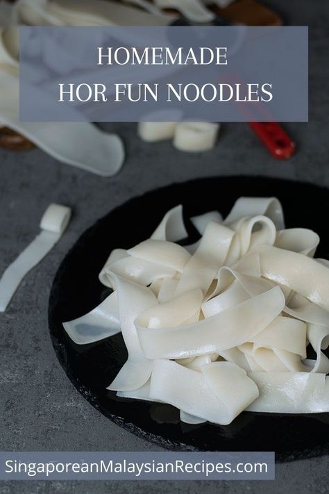 Homemade Hor fun noodles, kway teow noodles on a black plate Flat Noodles Recipe, Flat Rice Noodles, Noodle Recipe, Noodle Recipes, Rice Noodles, Traditional Food, Easy Recipe, Vegan Gluten Free, Vegan Vegetarian