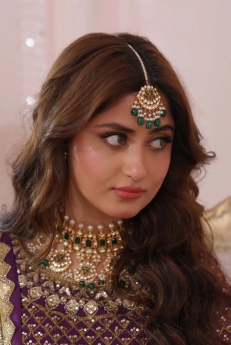 𝐐𝐮𝐧𝐨𝐨𝐭 𝐀𝐥𝐢 Wedding Hairstyles With Tikka, Desi Wedding Hairstyles, Sajjal Ali, Sajal Ali, Bridal Dresses Pakistan, Most Beautiful Eyes, Desi Wedding, Fancy Dress Design, Pakistani Actress