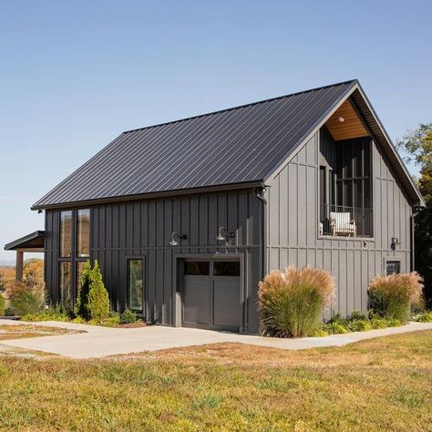 Black Barndo, Small Barn House, Barn Remodel, Garage Plans With Loft, Garage Guest House, Barn House Design, Contemporary Barn, Barn Style House Plans, Modern Barn House