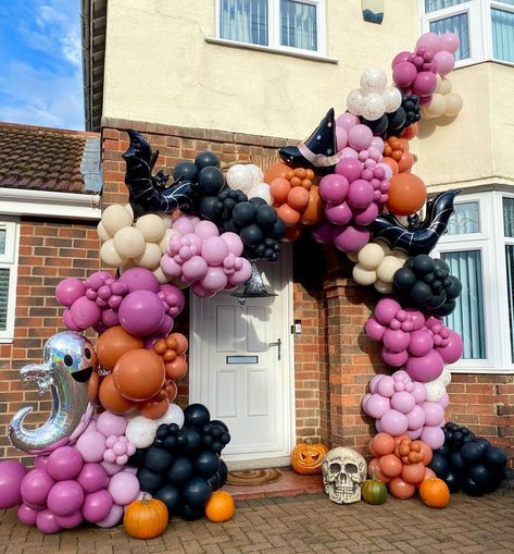 Haloween Decoracion Balloon, 1st Birthday In October Party Ideas, Pumpkin Patch Balloon Garland, Halloween Decor Balloons, Pink Halloween Balloons, Cute Halloween Balloon Garland, Witch Balloon Garland, Halloween Party Balloon Decor, Halloween Balloon Decorations Ideas