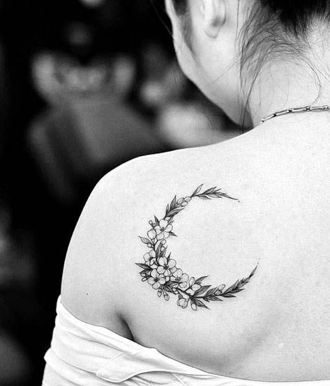 Back Tattoos Spine, Tatoo 3d, Flor Tattoo, Wreath Tattoo, Blade Tattoo, Shoulder Blade Tattoo, Tattoo Shoulder, Moon Tattoos, Flower Moon