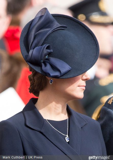 .Jane Taylor navy felt saucer fascinator  hat. Kate Middleton princess hat. Duchess of Cambridge style icon. Hat Kate, Saucer Hat, Kate Middleton Hats, Kate Green, Herzogin Von Cambridge, Princess Hat, Princess Katherine, Jane Taylor, Royal Hats