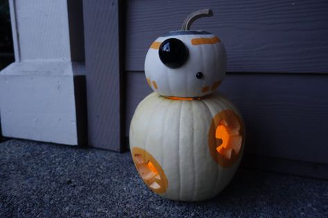 Get a Thumbs-Up from Trick-Or-Treaters with This BB-8-O’-Lantern | StarWars.com Bb8 Pumpkin, Star Wars Halloween Decorations, Star Wars Pumpkin Carving, Star Wars Pumpkin, Star Wars Halloween Costumes, Creative Halloween Decorations, Halloween Stories, Star Wars Halloween, Creative Pumpkins