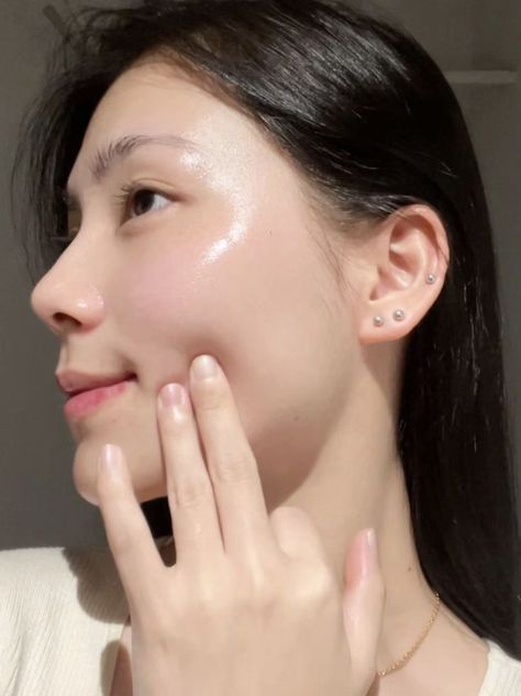 Clear Glowing Skin, Glow Skin, Pretty Skin Care, Pretty Skin, Dewy Skin, Glowy Skin, Glass Skin, Pale Skin, روتين العناية بالبشرة