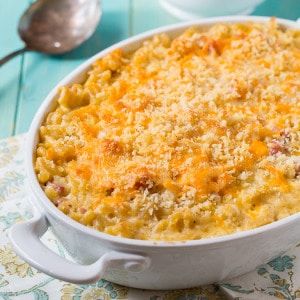 The addition of diced ham turns this baked Mac and Cheese with ham into a filling main dish meal. Topped with buttery Panko crumbs for some crunch. Mac And Cheese With Ham, Ham Mac And Cheese, Ham And Peas, Slow Cooker Mac And Cheese, Ham Pasta, Homemade Ham, Bake Mac And Cheese, Comfort Casseroles, Baked Mac N Cheese