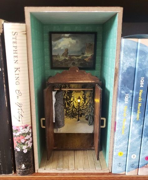 Roxy the Tall on Twitter: "losing my mind over book nooks… " Bookshelf Art, Losing My Mind, Tema Disney, Miniature Rooms, Book Nook, Miniature Crafts, Miniature Books, Mini Things, Room Box