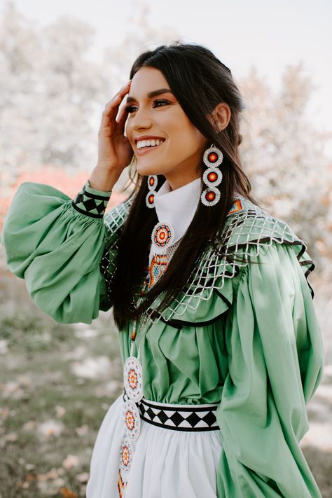 A Vibrant Tradition: A Walk Through the Choctaw Wedding Aesthetic Indigenous Modern Fashion, Native Western Fashion, Native American Clothing Modern, Choctaw Traditional Clothing, Native American Clothing Women Traditional, Wedding Native American, Native American Aesthetic Outfit, Native Fashion Modern, Native American Dress Traditional