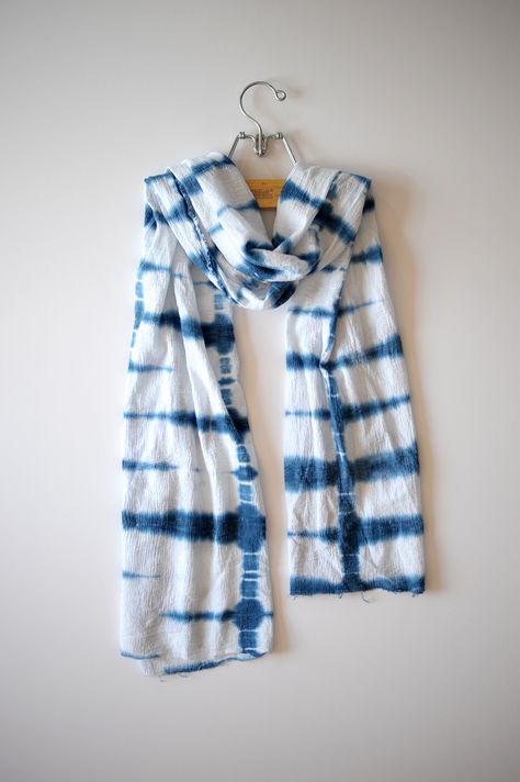 Indigo Dye Diy, Diy Shibori, Mode Batik, Itajime Shibori, Tie Dye Scarf, Shibori Diy, Shibori Scarf, Dyeing Tutorials, Shibori Dye