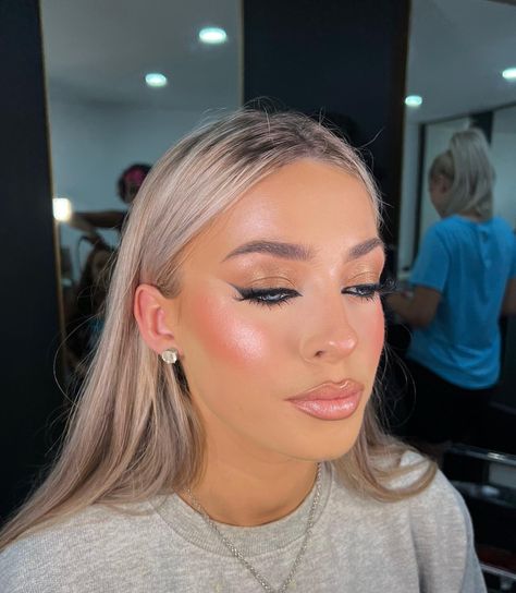 Bronzed🐱eyes forever.. 😍🖤 On my beautiful client 🫶🏽 Obsessed with peach blush 🧡 Here I have used … @refybeauty peach cream… | Instagram Debs Makeup, Bridal Makeup For Blondes, Makeup Content, Makeup Glowy, Skincare Favorites, Peach Makeup, Coral Blush, Makeup For Blondes, Peach Cream