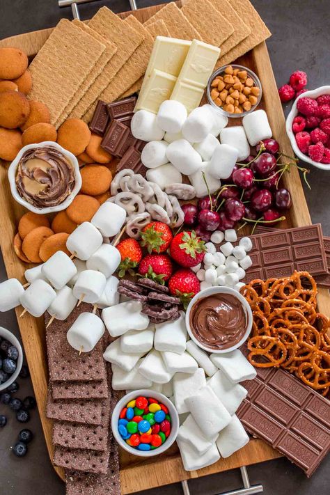 The ULTIMATE S’mores board guide. Create this s’mores dessert platter for your next party or event and impress the guests.