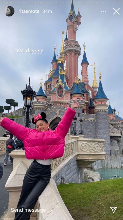 Disney Park Photo Ideas, Amusement Park Pose Ideas, Disneyland Japan Outfit, Disneyland Instagram Stories, Disney Inspo Pics, Disneyland Poses Ideas, Disneyland Paris Photo Ideas, Mommy And Me Disney Outfits, Disney World Aesthetic Outfits