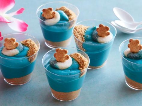 Get Ocean Pudding Cup Recipe from Food Network Pudding Dirt, Dirt Dessert Recipe, Beach Theme Desserts, Summer Party Desserts, Pudding Cup Recipes, Beach Dessert, Dirt Dessert, Pudding Cup, Dirt Cups