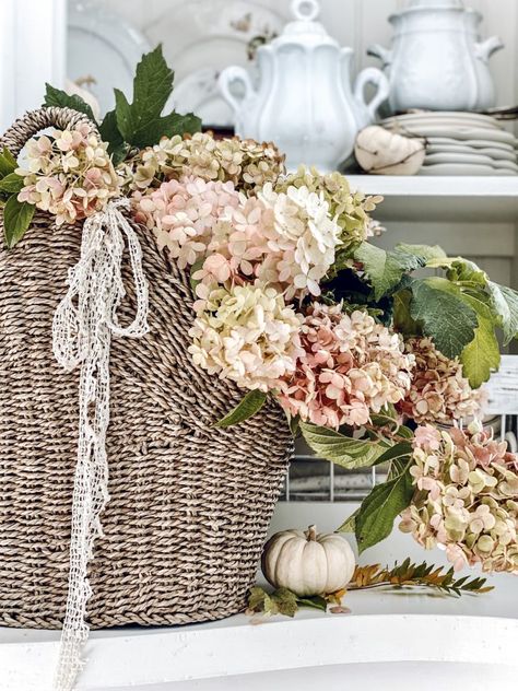 French Country Fall Decorating Ideas, European Decorating Ideas, Country French Decorating, French Decorating Ideas, French Country Baskets, Estate Kitchen, French Country Decorating Ideas, Paintings Creative, French Market Basket