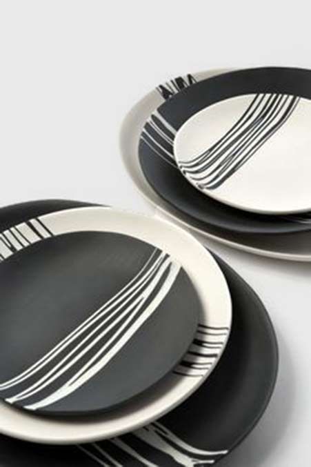 Sarah-Cihat Ceramic Plates Designs, Assiette Design, Dinnerware Set Modern, Black And White Plates, Dinner Plate Set, Modern Dinnerware, Kitchen Plate, Black Porcelain, Cerámica Ideas