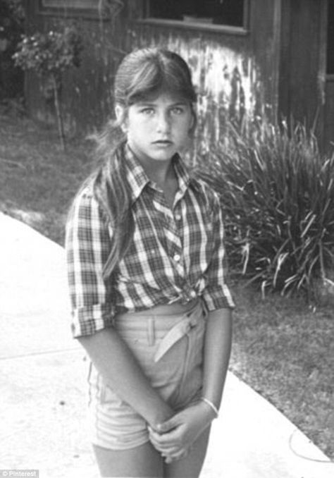 So cute! Jennifer Aniston has been on of the world's most popular pinups for nearly 30 years. So it's hard to imagine that the 49-year-old Friends vet was bullied when she was a child. Here she is seen as a child growing up in Los Angeles Jeniffer Aniston, The Bigbang Theory, Jennifer Aniston Hot, Jennifer Aniston Style, Jenifer Aniston, Jen Aniston, Rachel Green, Julia Roberts, Ryan Gosling